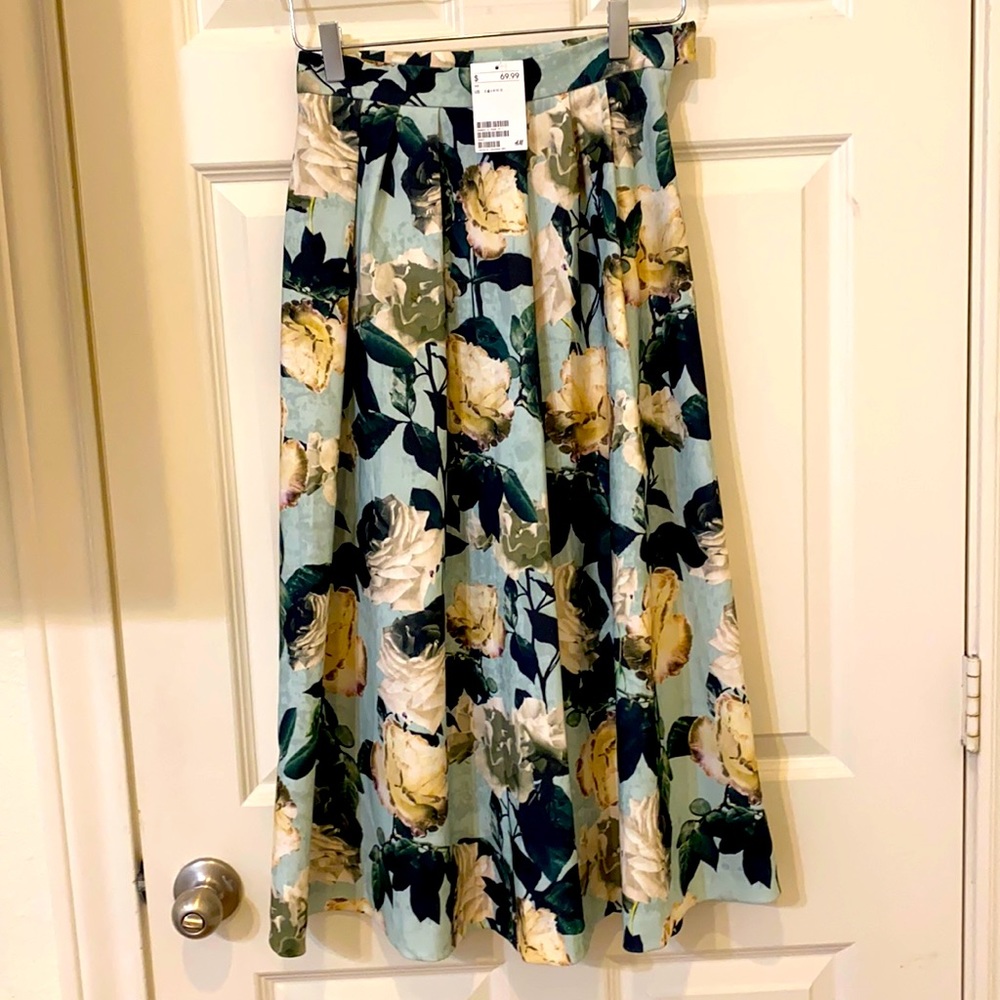 NWT H&M pleated Flower Skirt  Size 4